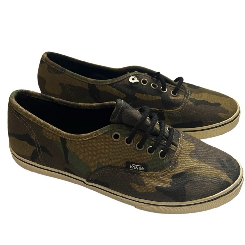 NEW!!! Women’s Green Camo Print Lace Up Sneakers size 7/5.5